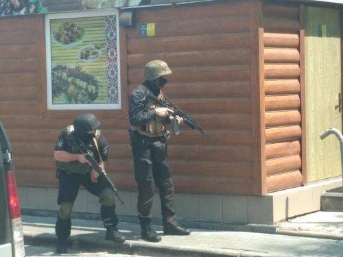 У середмісті Черкас поліція звільняє заручників, чутно постріли (фото)