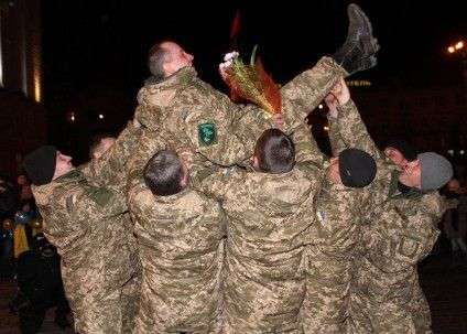 Хлопці зі 128-ї ГПБ в Черкасах вітають з нагородою командира, який виводив їх з Дебальцевого Фото: Андрій Кравець