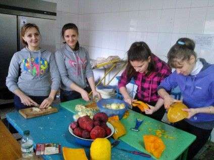 У вільний час молодь гуртом готує укропський сухпай