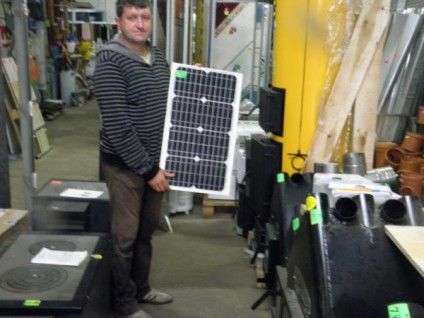 Ростислав Столярський демонструє невелику сонячну батарею