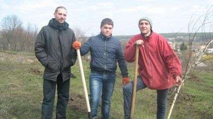 (зліва – направо) Юрій Григор`єв, Ярослав Мандрика та Іван Гегедош на висадці парку над глинищем у Катеринополі навесні цього року.