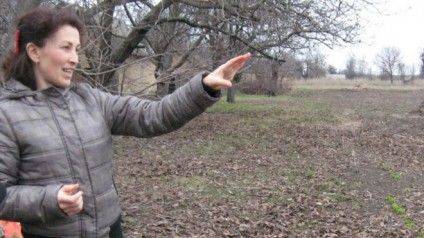 Наталія, переселенка з Донецька, раніше ніколи не працювала на городі. Але переїхавши до села на Черкащини за допомоги місцевих жителів освоїла і цю роботу