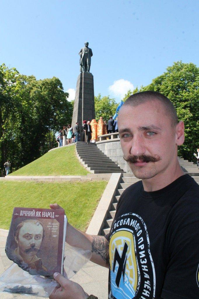 Ілля Зелінський з книгою для музею на Тарасовій горі