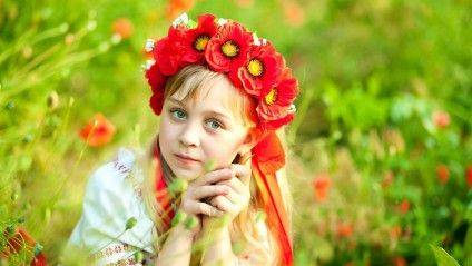 Girls_Girl_in_a_wreath_of_poppies_097830_