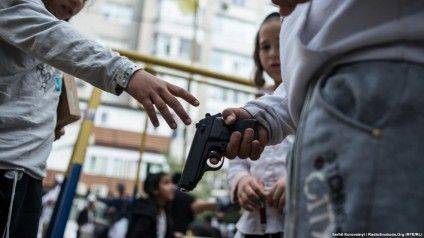Надзвичайно популярною іграшкою серед дітей хасидів є пістолети, а також рогатки та інша зброя
