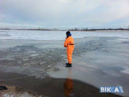 Рятувальники проламували лід, аби витягти з води дівчинку
