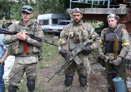«Григорович» (на фото – справа) у компанії з друзями з групи «Вольфа»: кулеметник «Каталонець» (у центрі) був поранений на Майдані, а «Моряк» (зліва) чудом вижив після поранень у боях за Савур-могилу