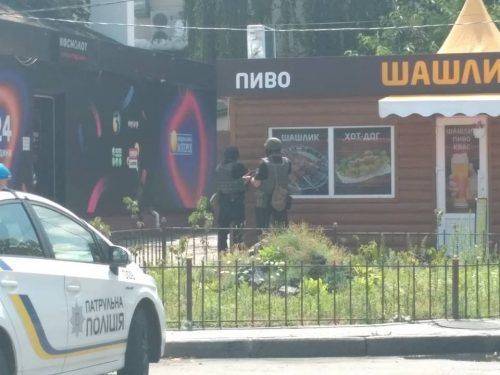 У середмісті Черкас поліція звільняє заручників, чутно постріли (фото)