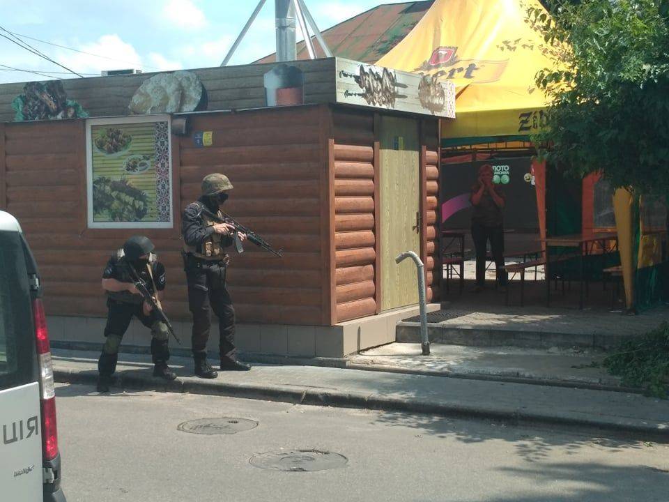 У середмісті Черкас поліція звільняє заручників, чутно постріли (фото)