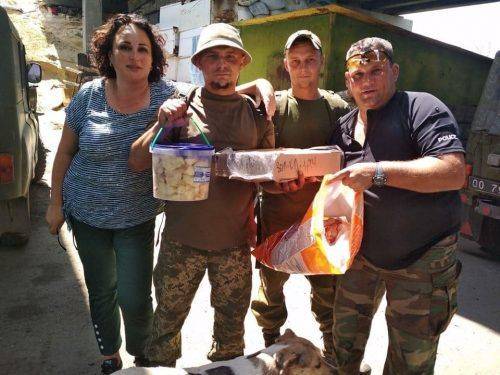 Домашній хліб, смаколики і маскувальні сітки: черкаські волонтери відвідали бійців АТО (фото)