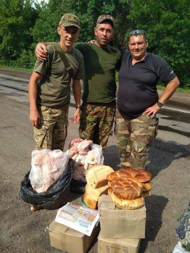 Домашній хліб, смаколики і маскувальні сітки: черкаські волонтери відвідали бійців АТО (фото)