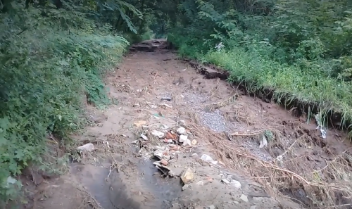 Ями до двох метрів глибиною: на Смілянщині негода знищила дорогу (відео)