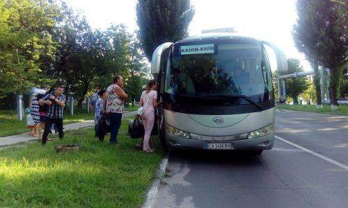 На Черкащині під час руху автобуса виникла пожежа, а потім відпало колесо (фото)