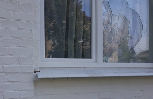 Пошкоджений пінник фонтану і розбите вікно: у Золотоноші зафіксовано акт вандалізму (фото)
