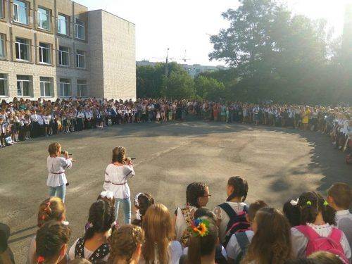 З флешмобами та іграми: Як черкаські школи відзначили свято Першого дзвоника