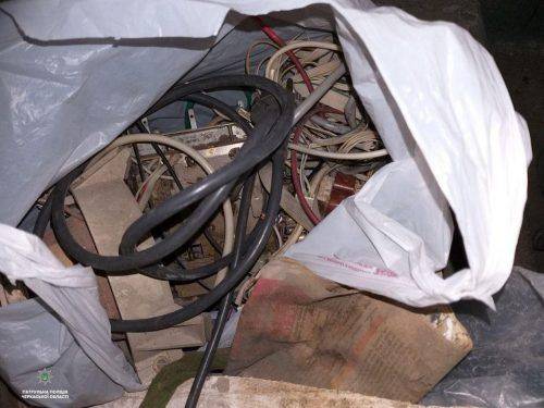 У Черкасах патрульні затримали крадія кабелів (фото)