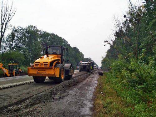 На Черкащині тривають роботи з поточного середнього ремонту дороги (фото)
