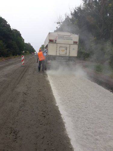 На Черкащині тривають роботи з поточного середнього ремонту дороги (фото)