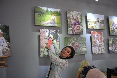 “Жіночність: ровер і місто”: у Черкасах відбулося відкриття виставки відомої фотографині (фото)