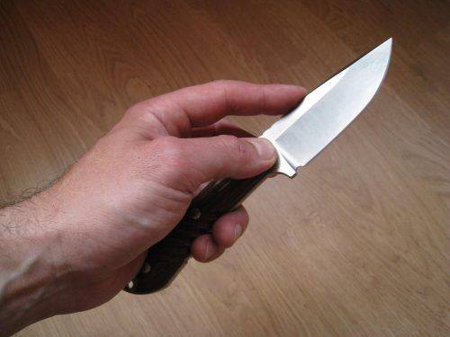 У Черкасах чоловік намагався зарізати себе канцелярським ножем