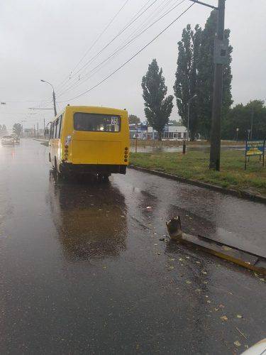 У Черкасах не розминулися автівка та автобус, є постраждалі (фото)