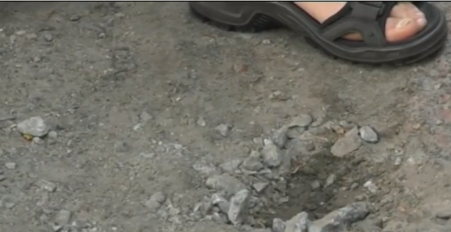 Ями та металеві дроти: прибудинкова територія багатоповерхівки в Черкасах знаходиться у жахливому стані (відео)