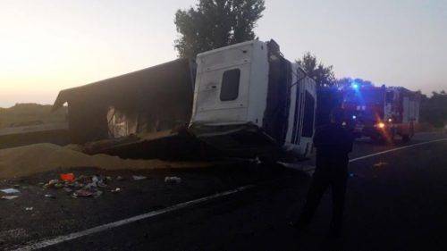 На Черкащині водій вантажівки злетів у кювет (фото)
