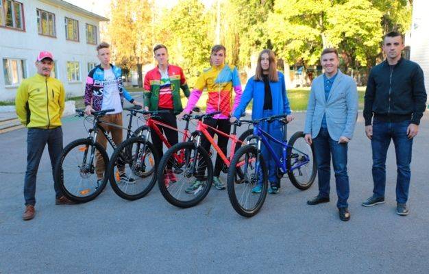 Черкаські спортсмени-триатлоністи отримали новий інвентар для тренувань