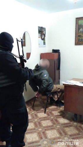 На Черкащині поліцейські затримали чоловіка, який вимагав хабар у розмірі 7,5 тис. євро (фото)