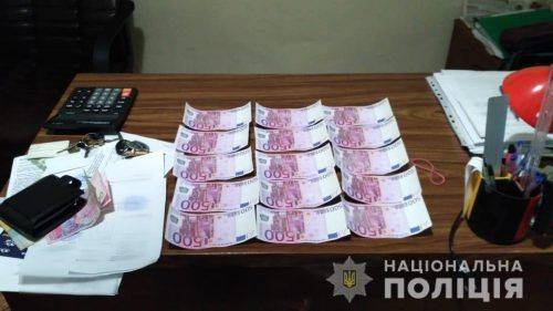 На Черкащині поліцейські затримали чоловіка, який вимагав хабар у розмірі 7,5 тис. євро (фото)
