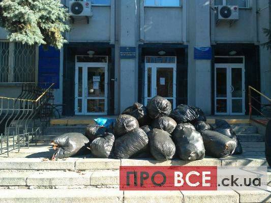 Черкаські комунальники влаштували "сміттєву" акцію під стінами суду (фото, відео)
