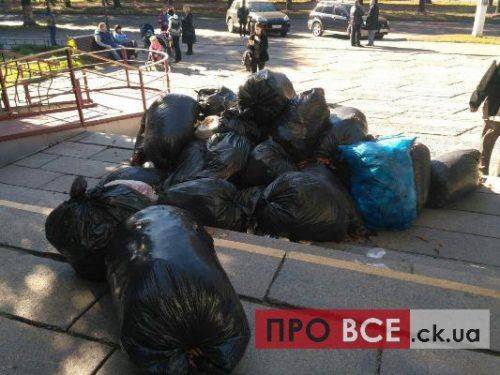Черкаські комунальники влаштували "сміттєву" акцію під стінами суду (фото, відео)