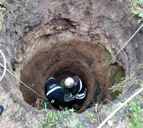 На Черкащині врятували жінку, яка впала до каналізаційної ями