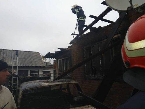У Золотоноші через несправну проводку автомобіля ледь не згорів будинок (фото)