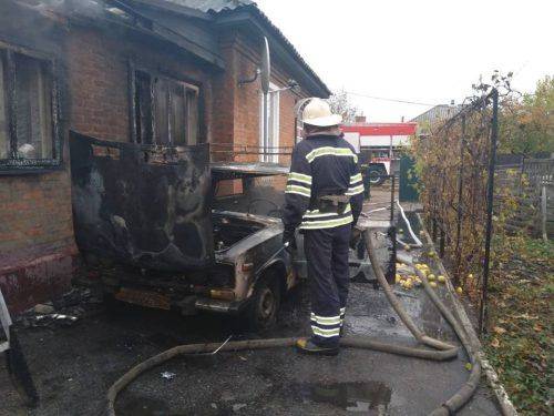 У Золотоноші через несправну проводку автомобіля ледь не згорів будинок (фото)
