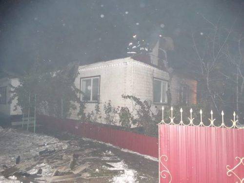 На Черкащині через коротке замикання електромережі горів будинок (фото)