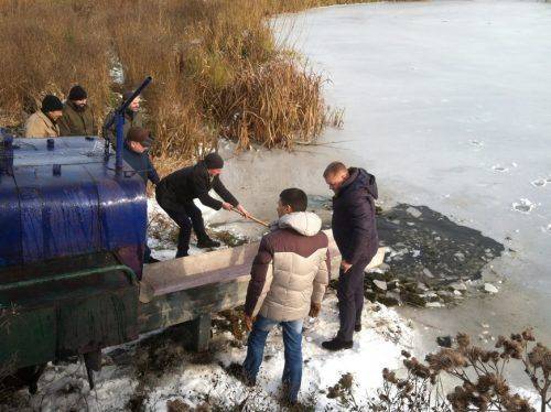На Черкащині до Золотоношки випустили дві тонни товстолобика (фото)