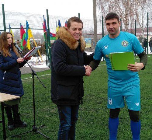 Футбольна команда золотоніської військової частини отримала у подарунок майданчик зі штучним покриттям