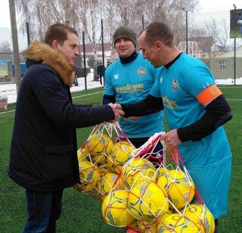Футбольна команда золотоніської військової частини отримала у подарунок майданчик зі штучним покриттям