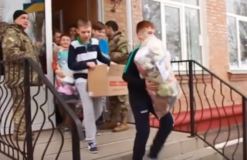 Домашні солодощі та медикаменти: волонтери з Черкащини відвідали бійців на передовій (відео)