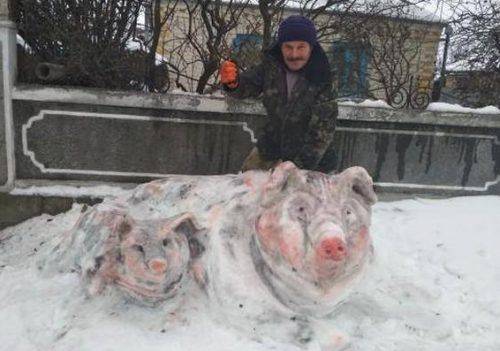 На Черкащині чоловік створює снігові скульптури-велетні (фото)