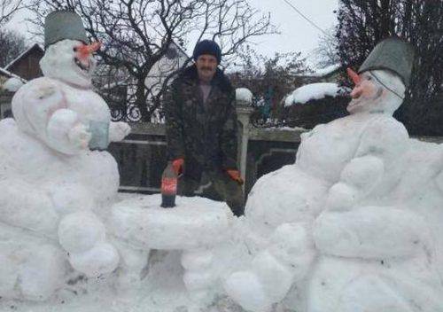На Черкащині чоловік створює снігові скульптури-велетні (фото)