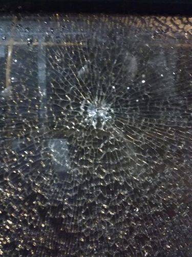 Невідомі пошкодили вікно черкаського тролейбуса (фото)