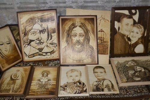 На Черкащині чоловік випалює людські портрети на дереві принтером