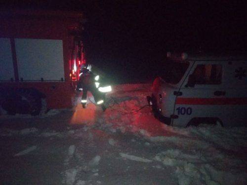 Рятувальники витягли зі снігового завалу автобус та "швидку" (фото)