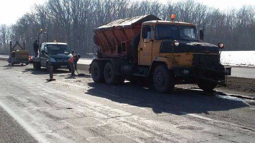 На Черкащині почали латати розбиті після зими дороги (фото)