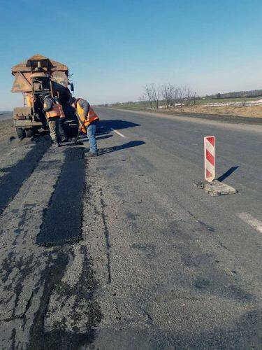 На Черкащині почали латати розбиті після зими дороги (фото)