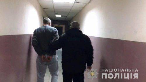Збив із ніг і лупцював до приїзду поліції: Черкащанин жорстоко побив одесита на зупинці