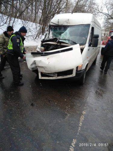 Не вибрали безпечної дистанції і швидкості: на Черкащині мікроавтобус врізався у вантажівку (фото)