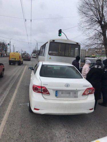 На Смілянській водій маршрутки зіткнувся з авто (фото)